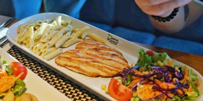 Турецкий мясной «Рамиз» неделю битком. Почему новый ресторан так популярен?