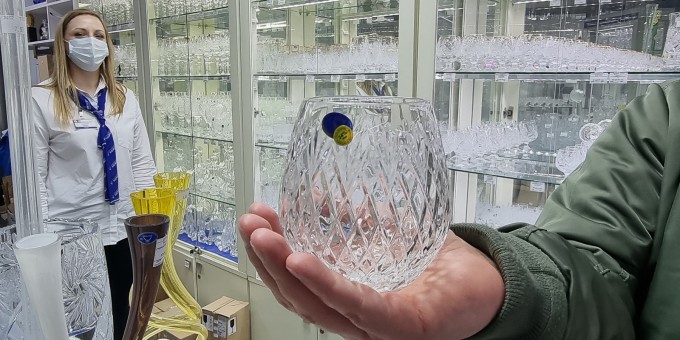 Это бабушкин сервиз? Что полезного можно унести домой из магазина стеклозавода «Неман»