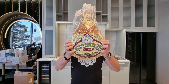 Открытие завтра. Как выглядит и что продают в новом премиальном гастрономаркете «Фиш энд Фуд»