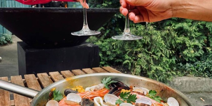 В «Rosе» 6 августа готовят паэлью на огне и наливают сангрию