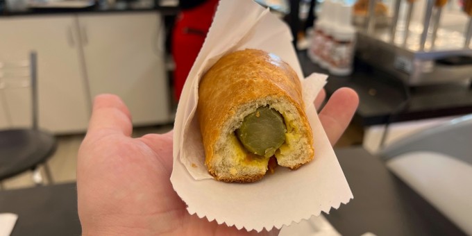 Пирожок с маринованным огурцом из «Холодной Лягушки». Хотите пощекотать рецепторы?
