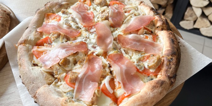 На что способны борисовские пиццеры. Затестили местную пиццу из печи на дровах в «Ла Пиккола»