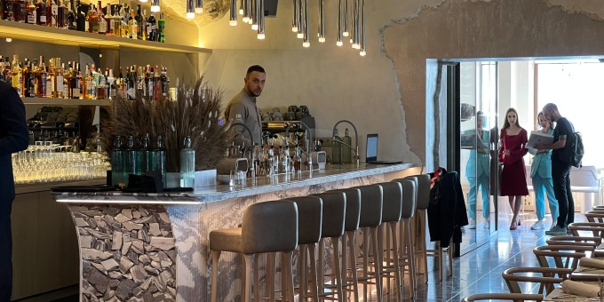 На какого живца нас хотят брать в новом большом винном ресторане «Марбл» с площади Свободы