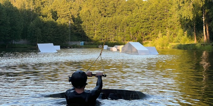 Кто хочет научиться катать на вейкборде? Сливаю спрятанный в лесу отель-вейкпарк «Волма»