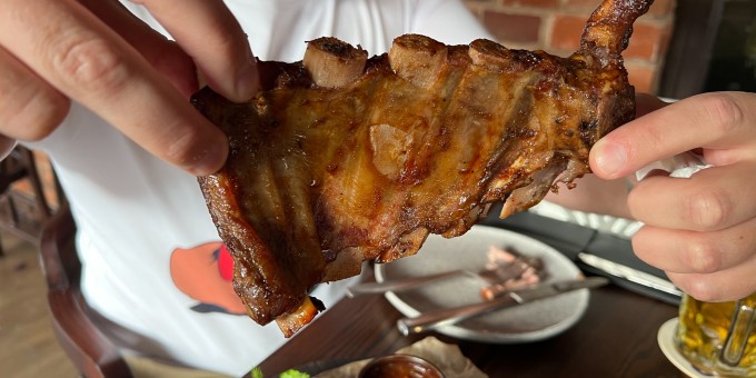 Святой «Патрик» или грешный ресторатор? Пригубил пива под пластину рёбер за 25 рублей в новом лухари пабе