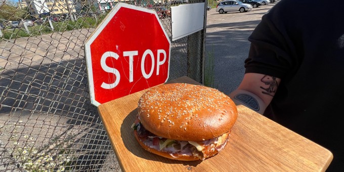 Заведения, в которые вы бы побоялись зайти. Тестим самые большие уличные бургеры от 12 рублей