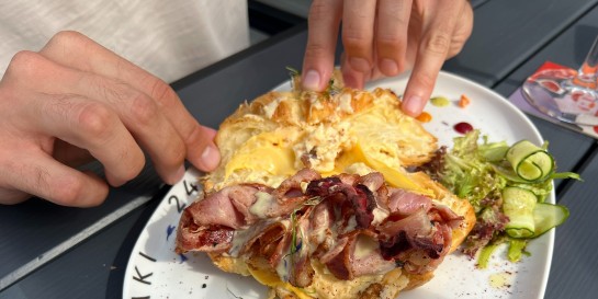 По круассанам? Новое заведение, где весь день утро: балкон «Завтраки 24» версия 2.0 «Рваное Мясо»