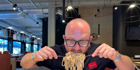 На Богдановича, как боровики после дождя, вырос большой новый «Гараж». Проверяем, чем кормят