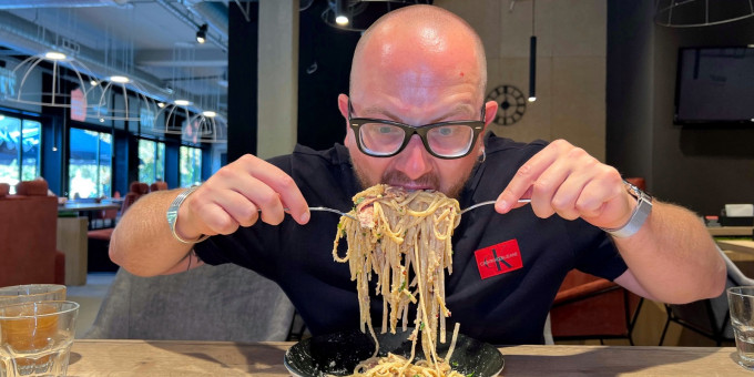 На Богдановича, как боровики после дождя, вырос большой новый «Гараж». Проверяем, чем кормят