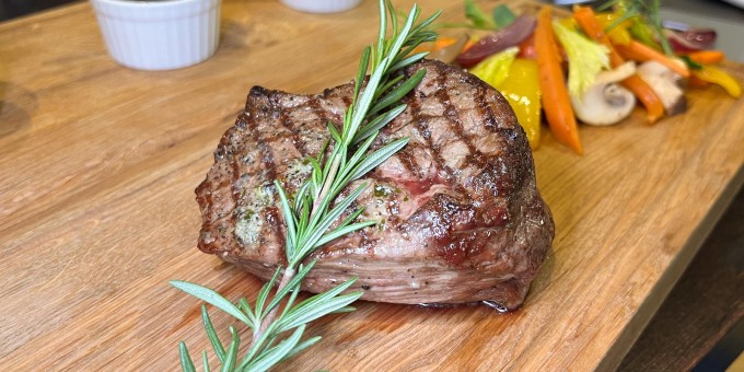 Съешь сам или отдать собакам? Каким будет стейк с гарниром за 23 рубля на фестивале стейков в ресторане «Робинсон-Сити»