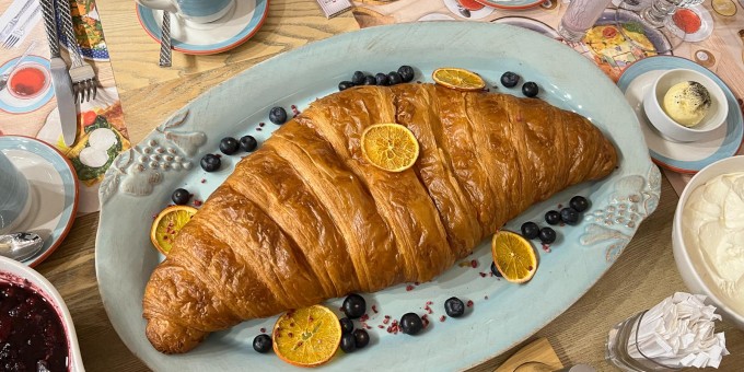 Как выглядит самый большой царь-круассан в стране? Разбил копилку в гастробаре «БаттерБро»