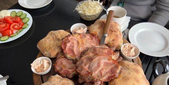 Есть в Минске кафе сербской домашней кухни старый «Радзивилл», где много и вкусно готовят плескавицу с лепёшкой