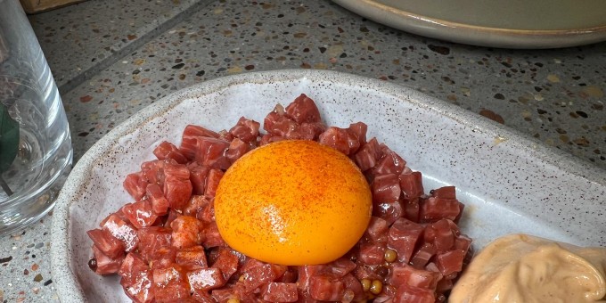 Что на завтрак придумали в необистро «Умами» и «Жуй» омлет и блинцы хоть до 17:00