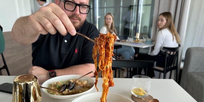 Сколько стоит поужинать в новом бистро «Окно» на границе богатого квартала и Лебяжьего. Бить копилку или окно?