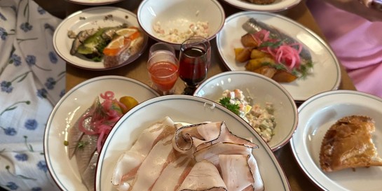 Крабовый салат, стейк из колбасы, сало и настойки - это всё новый буфет-бар недорогой домашней кухни «Салют»