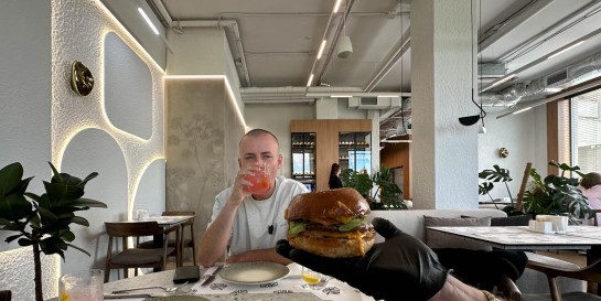 Что выберешь ты: кукурузу за 13 или борщ за 16 рублей? Тестим новое кафе «Верди» на парковке «Маяка Минска»