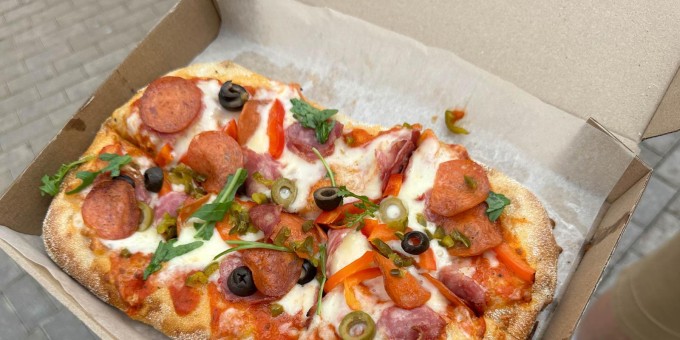 Проверяем будку «Аве пицца» с пинсой, как бутерброд за 8 минут, открывшуюся в подвалах «Маяк Минска»