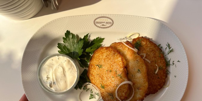 Чем кормят в «Президент-Отеле»: картошечка с лисичками за 12 рублей, холодник за 8 рублей и бокал вина за 2,40 рубля