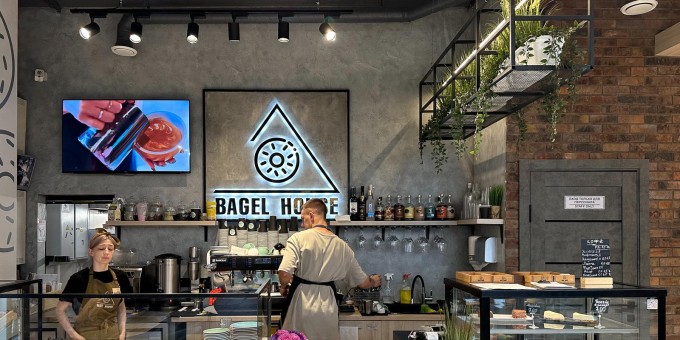 Бубликовая «Бэйгл Хаус» вернулась с того света с новыми рецептами, моти и рёбрами