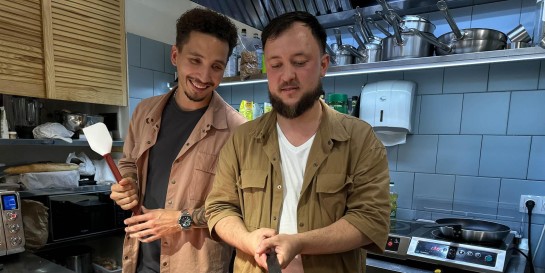 Могут ли ужиться два шеф-повара на одной крохотной кухне? Тестим новое мини-кафе придуманных блюд «Плейс»