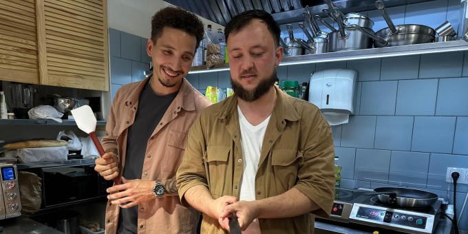 Могут ли ужиться два шеф-повара на одной крохотной кухне? Тестим новое мини-кафе придуманных блюд «Плейс»