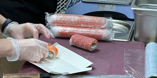 Для кого в «Минск Мире» открылось новое окно выдачи суши «Две палки» с ценами, как у «Ронина». Проверяем!