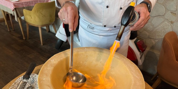 Любишь сыр? Даю наводку на четыре заведения, где при вас готовят пасту в голове сыра