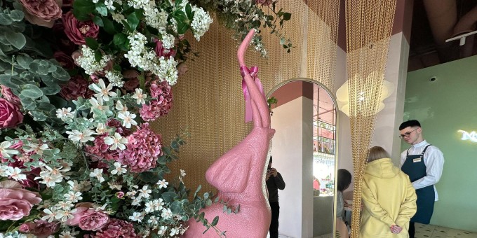 На завтрак в новое розовое кафе «Майловберри» погоды тропики прямо в домах Петровщины. Девушкам понравится!