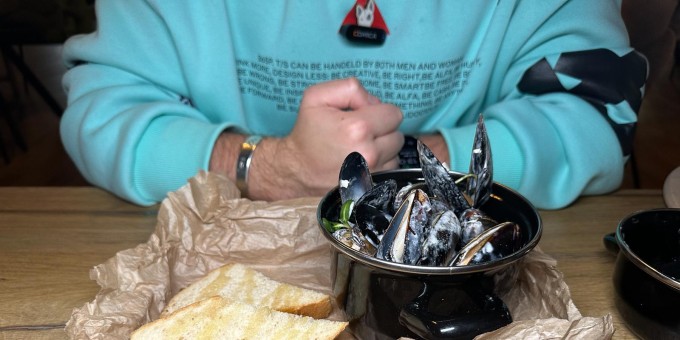 Проверяем новое заведение с низкими ценами и бутылкой вина, как с полки магазина. Имя ему рестобар «Зелень»