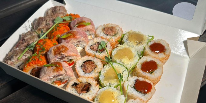 А вы пробовали суши с мясом? Тестим доставку «Копчёные роллы» с уткой, свининой, говядиной и чёрт знает с чем