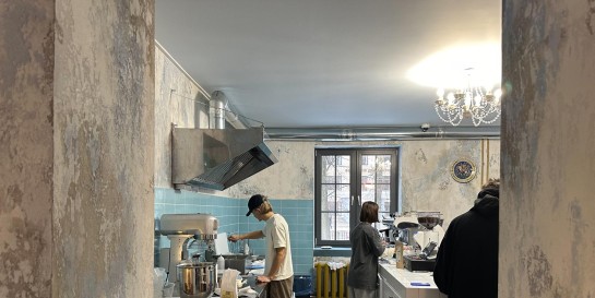 Постоять в очереди за первыми пышками с красной икрой по французской рецептуре из новой пончиковой кофейни «Бенье»