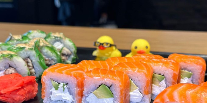Тестим новые суши «Токиос», где при покупке ролла вам всегда подарят полный гарнир и резиновую уточку!