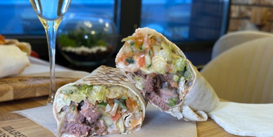 В новом кафе шаурму с красной икрой запивают бокалом просекко. Так и называется - «Шаурма и просекко»