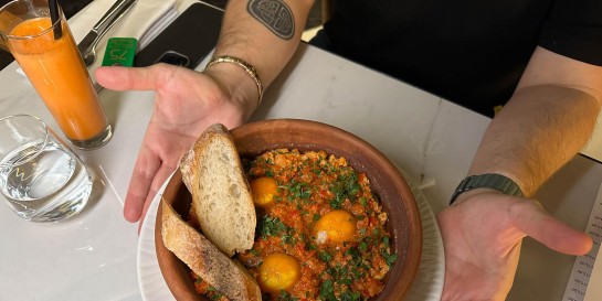 Старое кафе при вип-клубе обновили в ресторан полезного питания. Проверяем, чем завтракают в новом «Эволюшен»