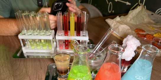 Первый бар, где пьют исключительно из мензурок и пробирок. Сколько стоит похимичить в баре «Атом»