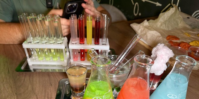 Первый бар, где пьют исключительно из мензурок и пробирок. Сколько стоит похимичить в баре «Атом»