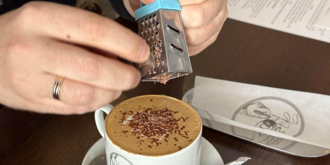 Тестим кафе «Тёрка», где на вашу еду трут всё подряд от шоколада до замороженных помидоров