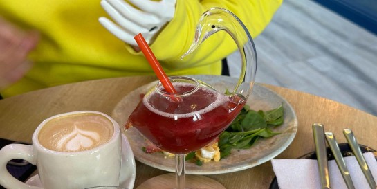 Капуч испить и карты Таро разложить - испытываем судьбу в новом магическом кафе «Утопия» с красивой посудой