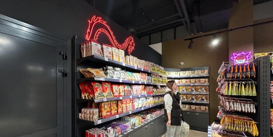 Проверяем, что можно купить на 70 рублей в новом магазине китайских чипсов, сладостей и газировки «Золотой дракон»