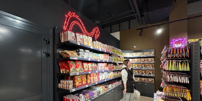 Проверяем, что можно купить на 70 рублей в новом магазине китайских чипсов, сладостей и газировки «Золотой дракон»