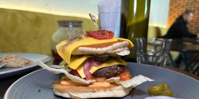 Чизбургер из блинов в новом домашнем кафе «Соул» и расписную кофейню «Сады победы», где хочется остаться