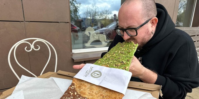 Где попробовать модный плоский круассан от 2,99 рублей в «Санте» до 91 рубля за самый здоровенный в «Бриошь»