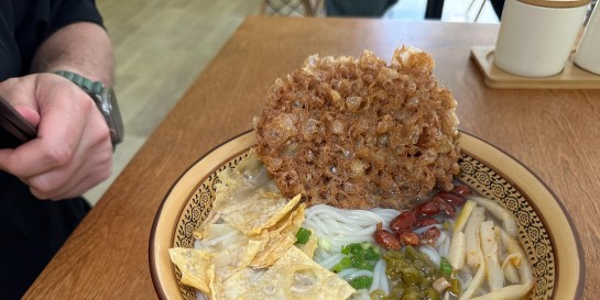 Что в тарелке новой китайской лапшичной с большими порциями супов по 13 рублей за литровую миску с яичной губкой