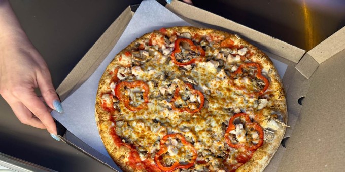 Сколько стоит самому собрать себе пиццу в новой пиццерии «Пазл Пицца» под куполом «Комаровского рынка»