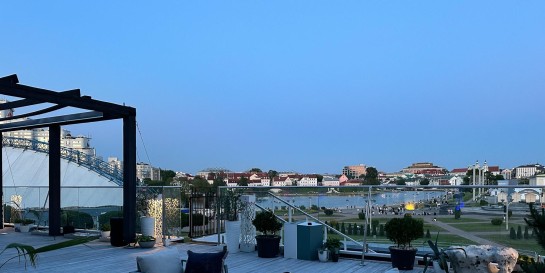 Где в центре на открытом воздухе позаниматься йогой, позагорать и покурить кальян. Нашли новый лаунж «Вайтпоинт»