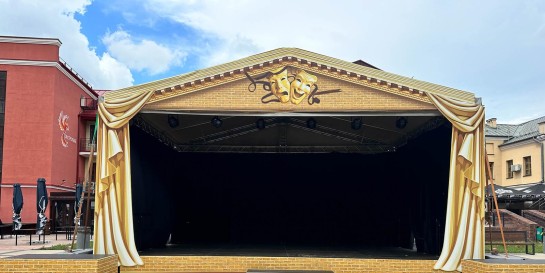 На Раковской организовали бесплатный культурный «Театральный дворик». Ближайшее выступление 8 июня