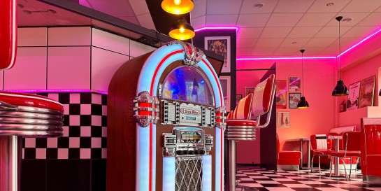 В Минске впервые открылась атмосферная закусочная «Американ Дайнер» по мотивам Нью-Йорка 60-х годов