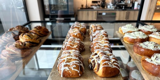 Шоколадный кексик и морковный по 3,50 рубля, хлеб на закваске за 5 рублей. Тестим новую пекарню «Лепшы хлеб»