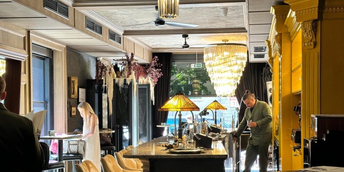 Джаз по вечерам, терраса через окно, хот-дог с осьминогом и вкусные коктейли. Ворошим гнездо нового бара «Луи Прима»