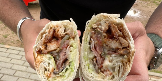 Что делать, если потерялся в Заславле. Тестим самые дорогие суши в «Арч фуд» и две разных шаурмы, которые не лают